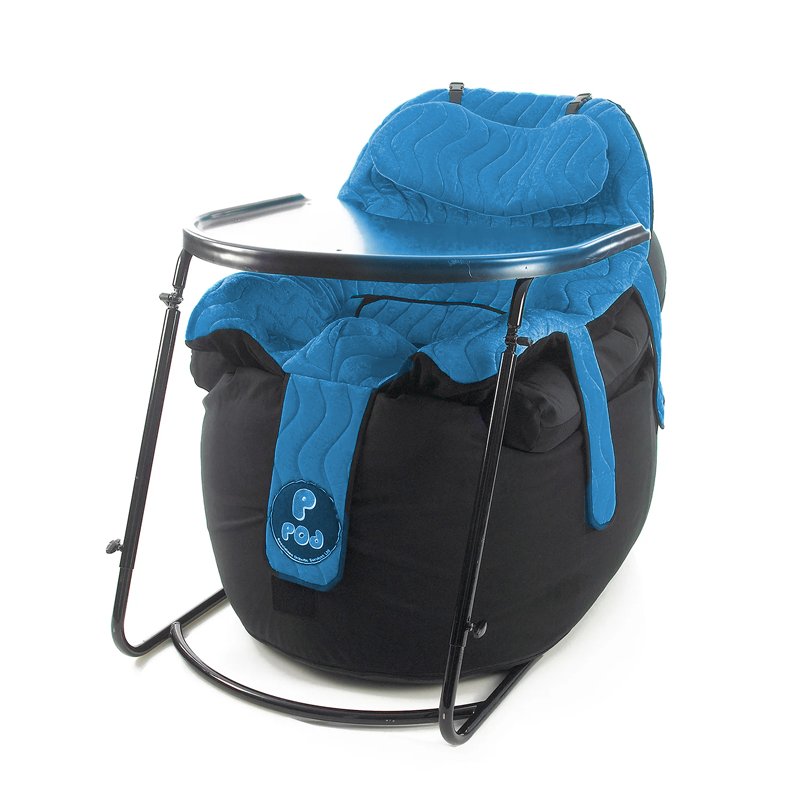 Ppod-stol med blått överdrag, monterad på mobil bas med bord och huvudstöd.