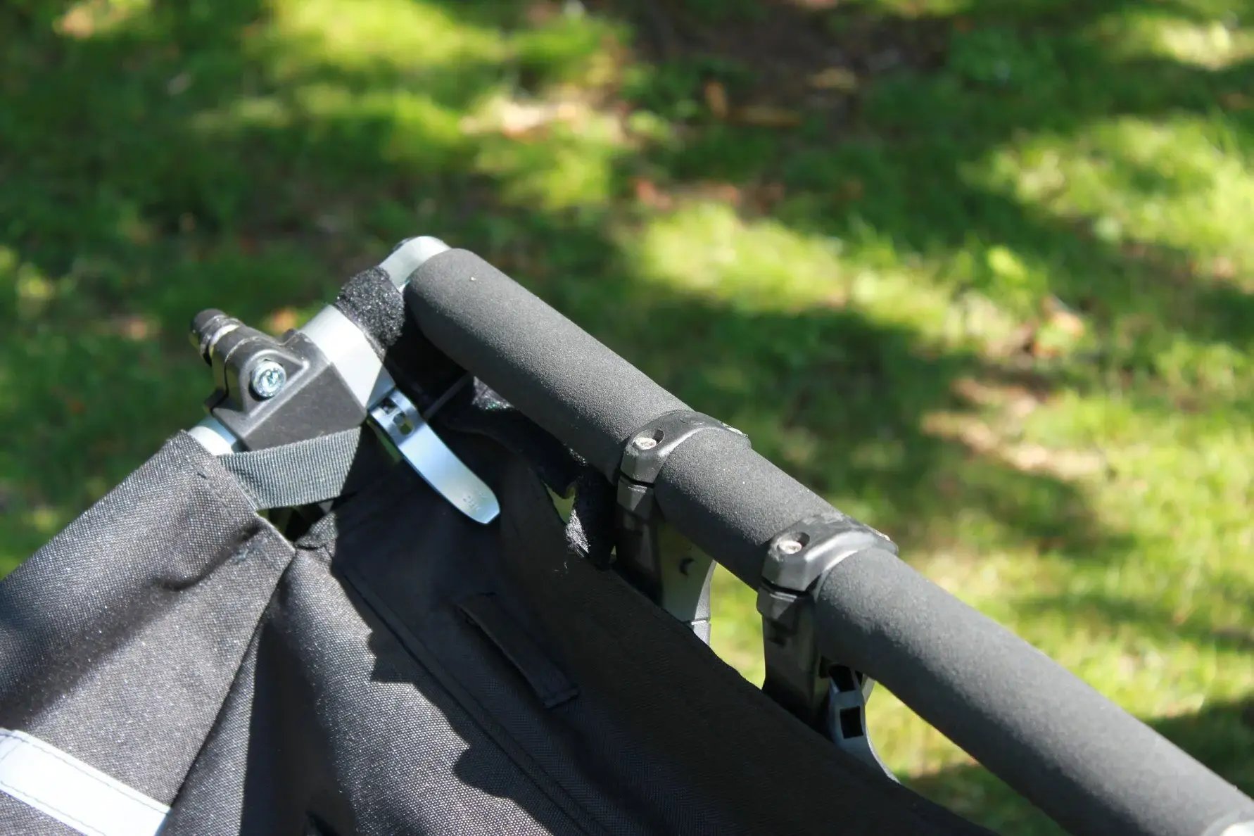 Närbild av justerbart handtag på KFN 4Wheeler sett från sidan.