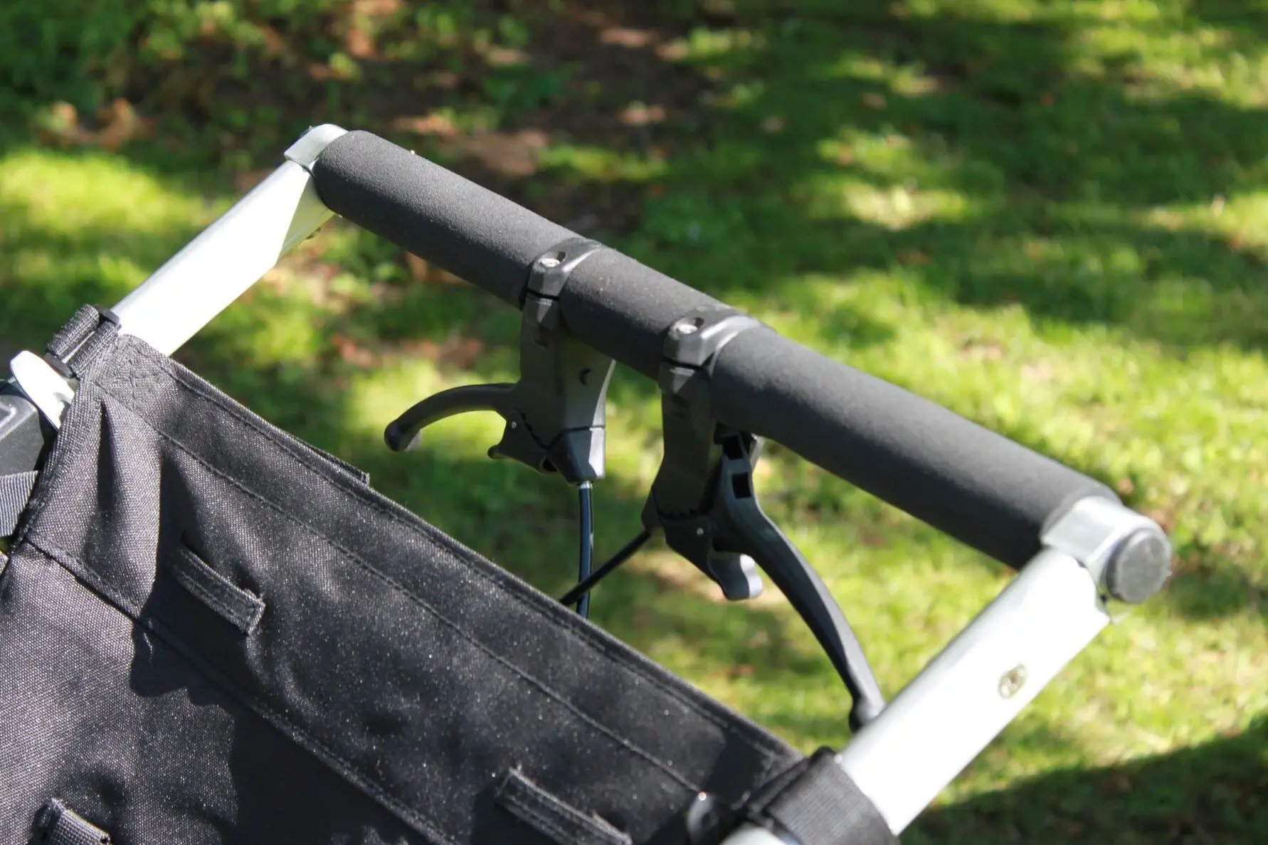 Närbild av handbroms och handtag på KFN 4Wheeler för ökad säkerhet.