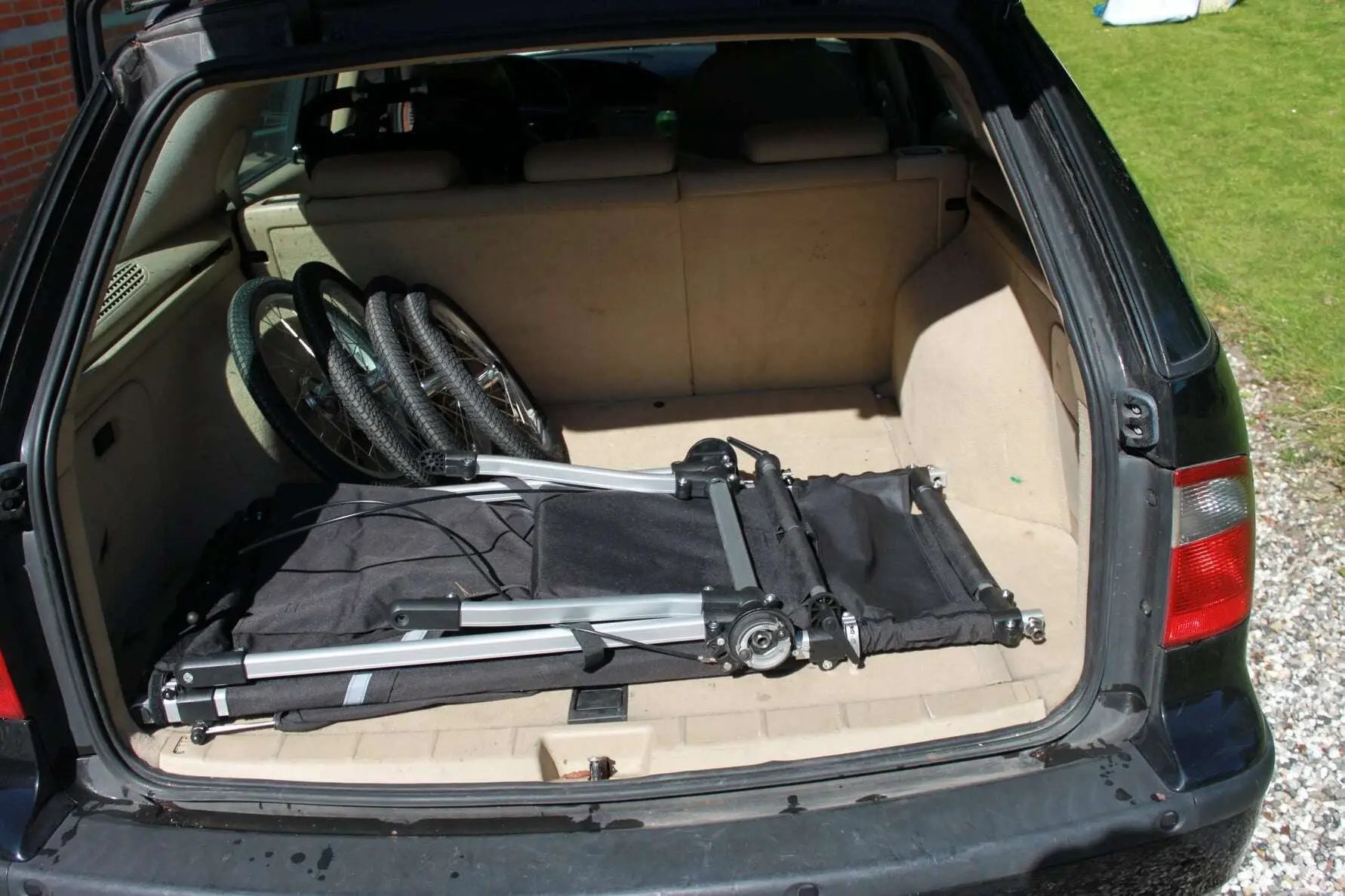 Hopfälld KFN 4Wheeler placerad i bilens bagageutrymme med avtagna hjul.