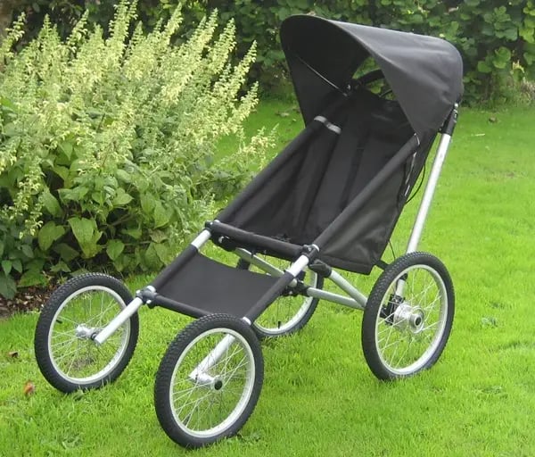 Hela KFN 4Wheeler uppställd utomhus med sufflett och stora luftfyllda hjul.