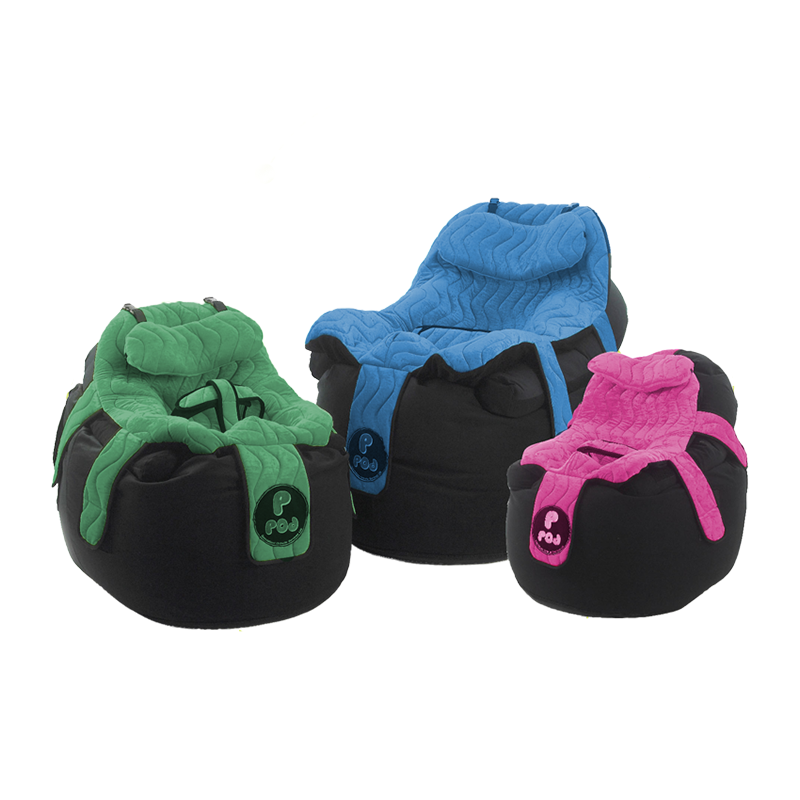 Tre Ppod-stolar i olika storlekar och färger – grön, blå och rosa – visar bredden i storlekssortimentet.