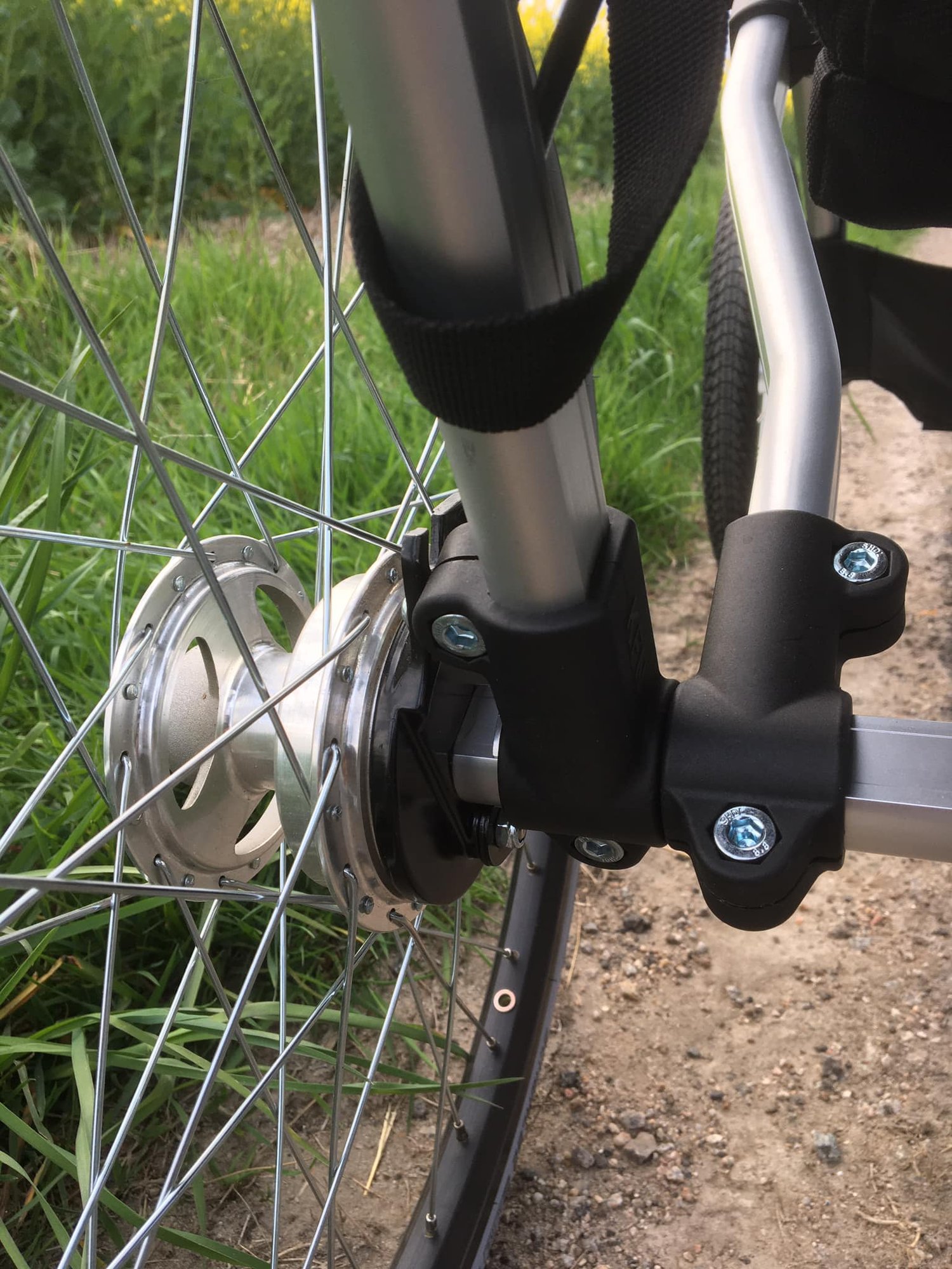 Närbild av hjul, ekrar och trumbroms på KFN 4Wheeler.