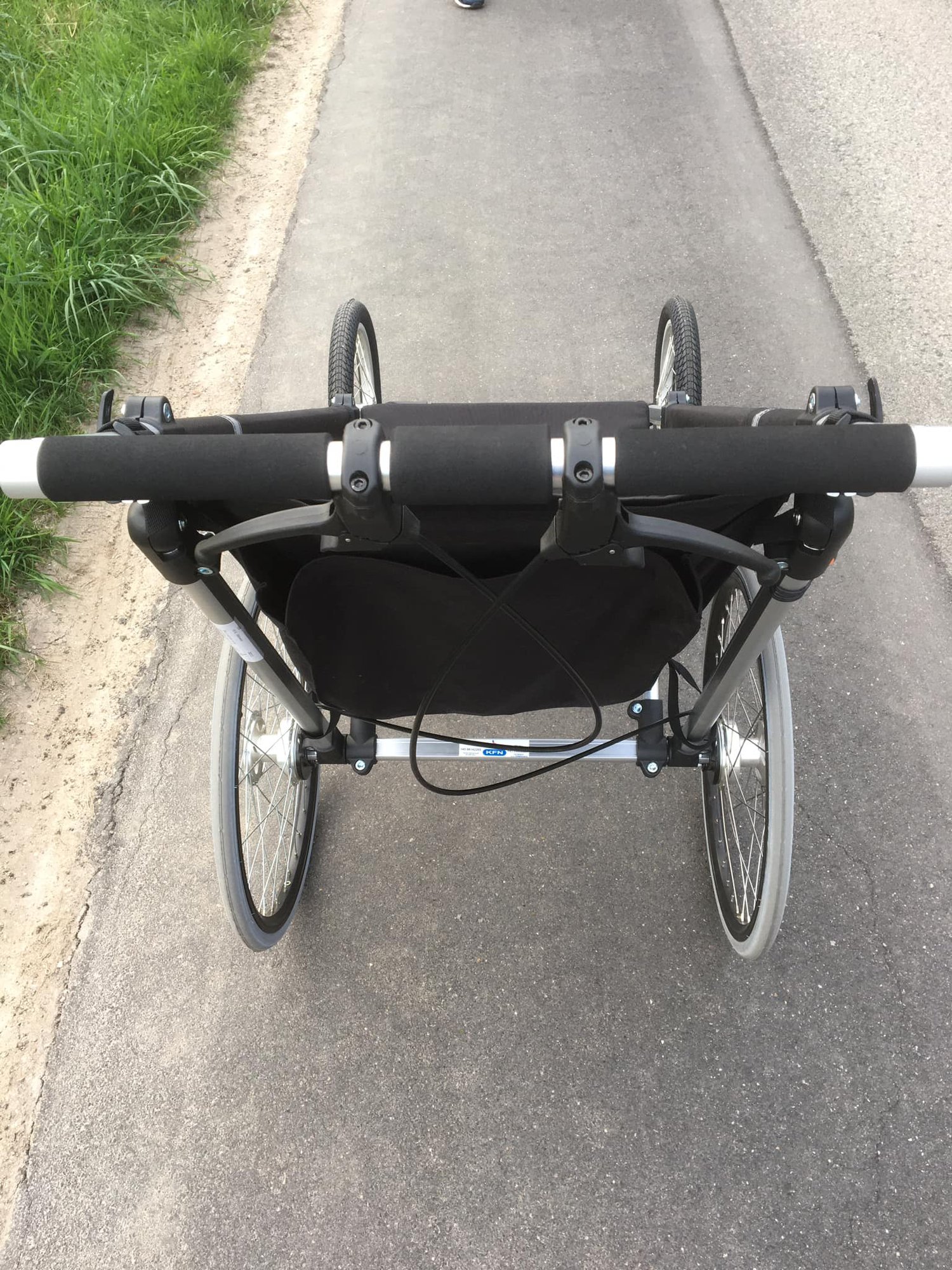 KFN 4Wheeler sedd bakifrån med handtag och stora luftfyllda hjul på gångväg.