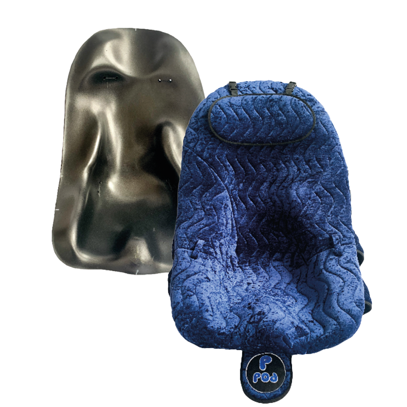 Två Ppod-skal visas – ett formgjutet svart skal och ett blått överdrag som illustrerar anpassning efter kroppen.