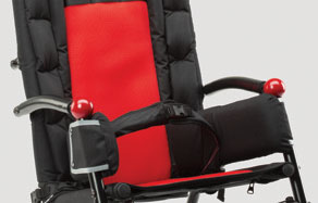 45-graders bäckenbälte som stabiliserar höften och säkerställer korrekt sittposition.