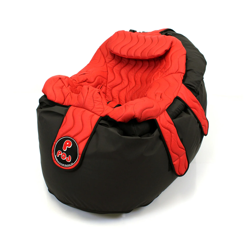 Ppod-stol med rött överdrag i Dartex-material, visad från sidan.