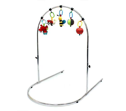 Aktivitetsbåge med hängande leksaker för stimulering och lek.