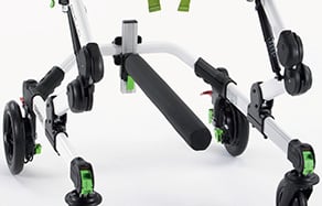 Vadderat benskydd som ger stöd och komfort vid gångträning.