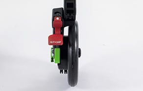 Bakre hjul med parkeringsbroms och breddjustering för stabil och säker användning.