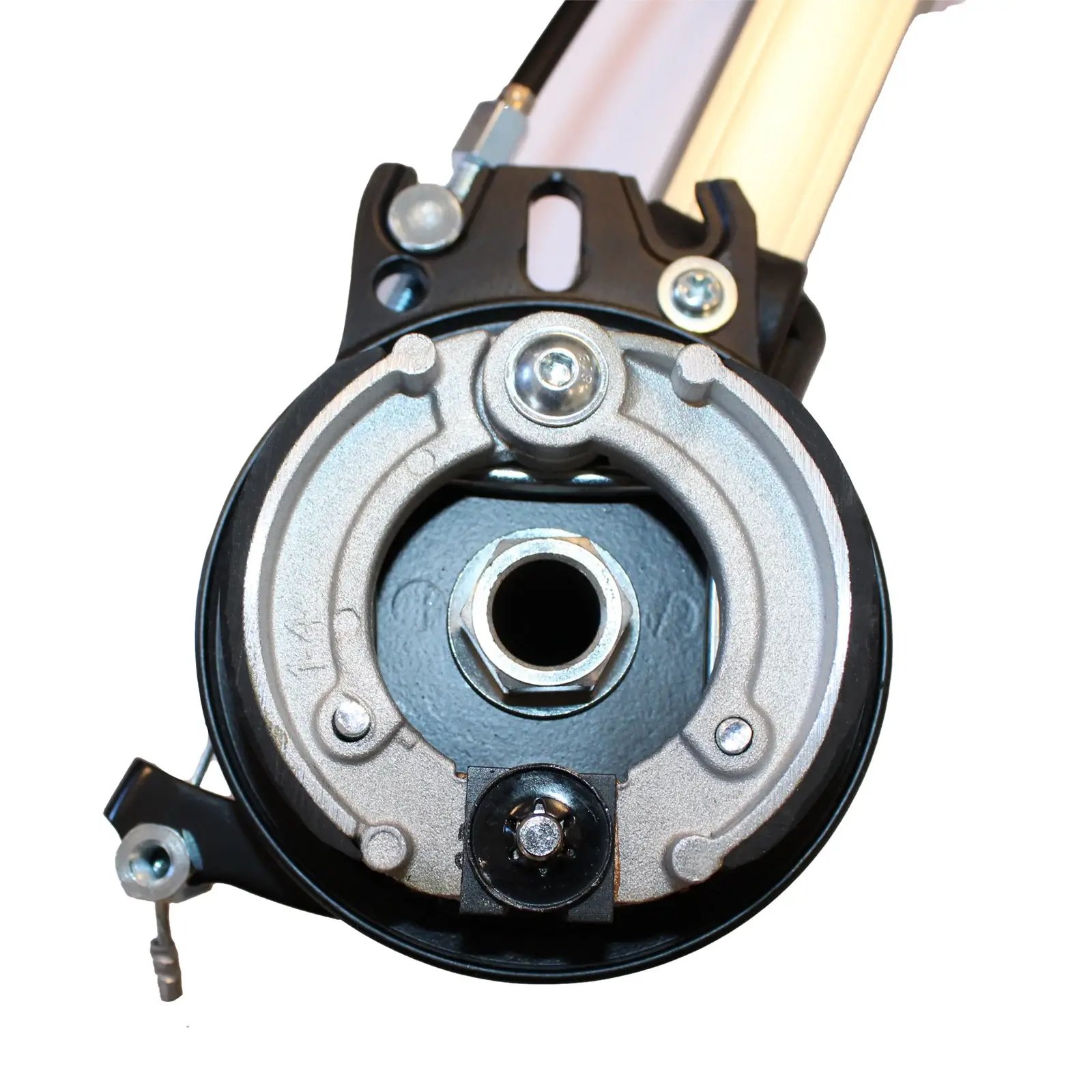 Närbild av trumbroms på KFN 4Wheeler som ger säker bromsning i backar.