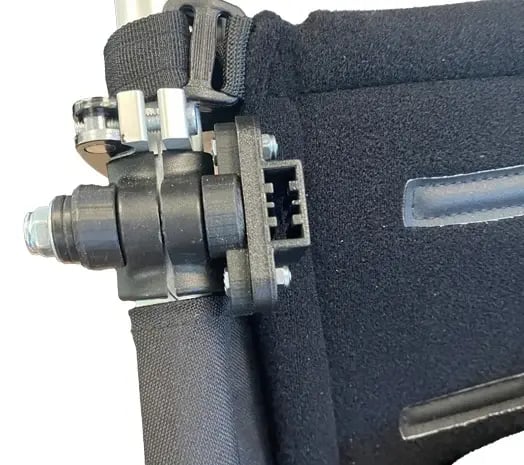 Fäste som gör det möjligt att montera Hoggi-suffletten på KFN 4Wheeler.