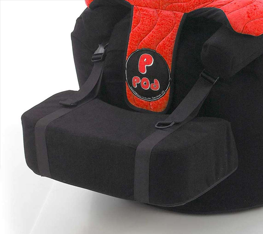 Fotstöd fäst på Ppod-stolen med kardborreband för stabilitet och komfort.