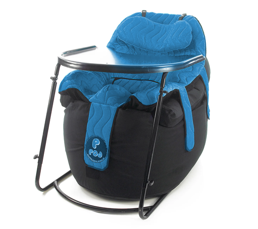 Fristående bord monterat framför Ppod-stolen, med blått överdrag.