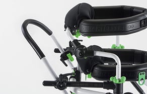 Justerbart handtag som kan anpassas i höjd för optimalt stöd.