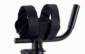 Armstöd med remmar för att stabilisera och stötta armpositionen.