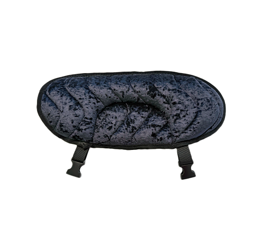 Huvudstöd Plus i blått tyg med extra mjuk stoppning och två remmar för justering.