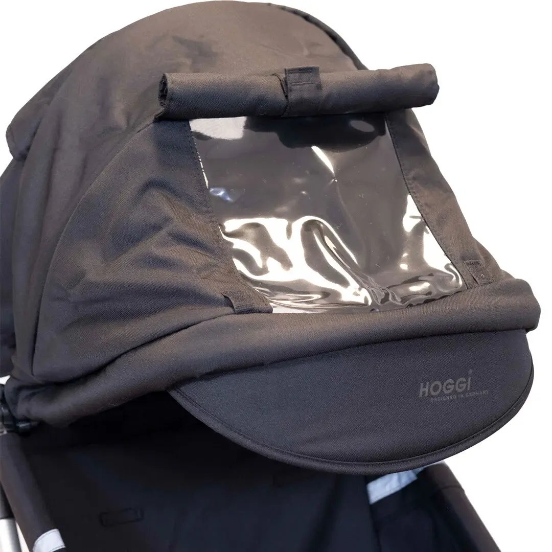 KFN 4Wheeler med tillbehör som hoggi sufflett och fönster, visad framifrån.