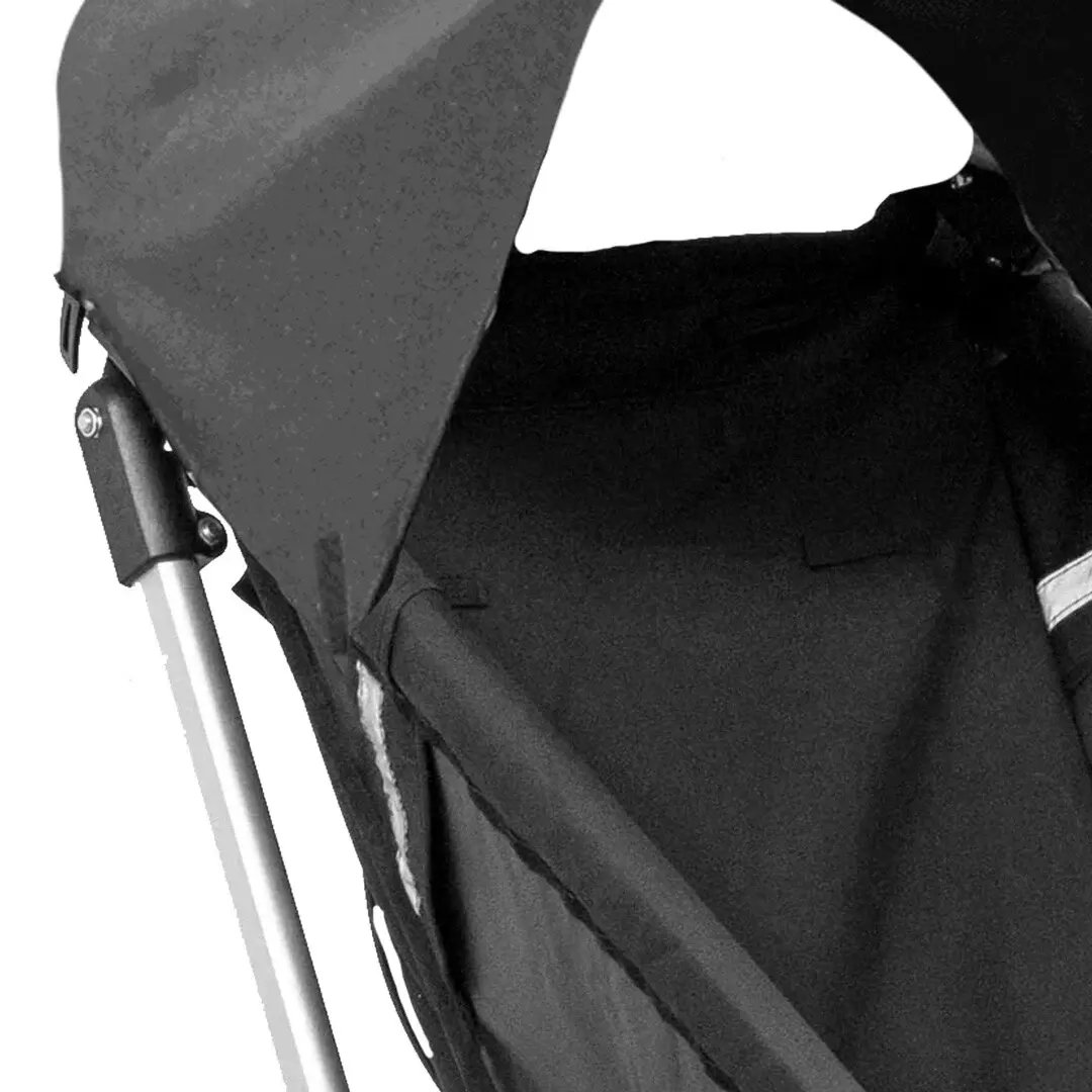 Närbild av avtagbar sufflett på KFN 4Wheeler för väderskydd och flexibilitet.