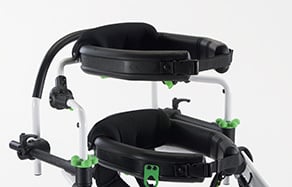 Bröststöd som stabiliserar överkroppen under gångträning.