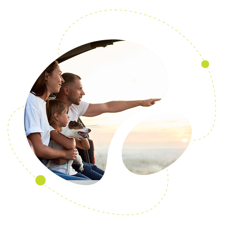 Familj med barn och hund som sitter i bilen och tittar ut mot solnedgången – redo att resa och uppleva nya saker.