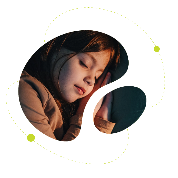 Barn som sover tryggt och lugnt i sängen – illustration av trygg sömn och vila.